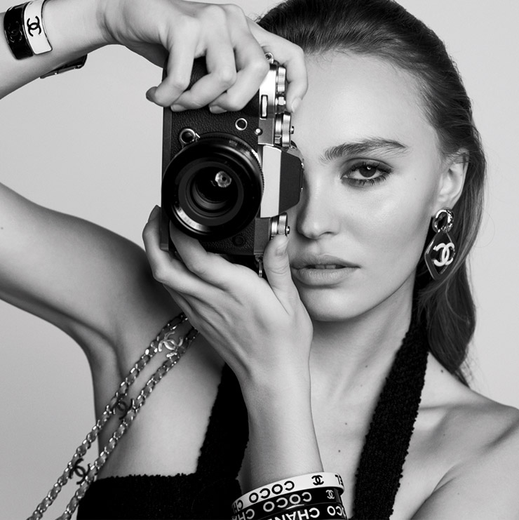 카메라를 들고 모두 같은 모습으로 촬영한 샤넬의 뮤즈들. 릴리-로즈 뎁. 