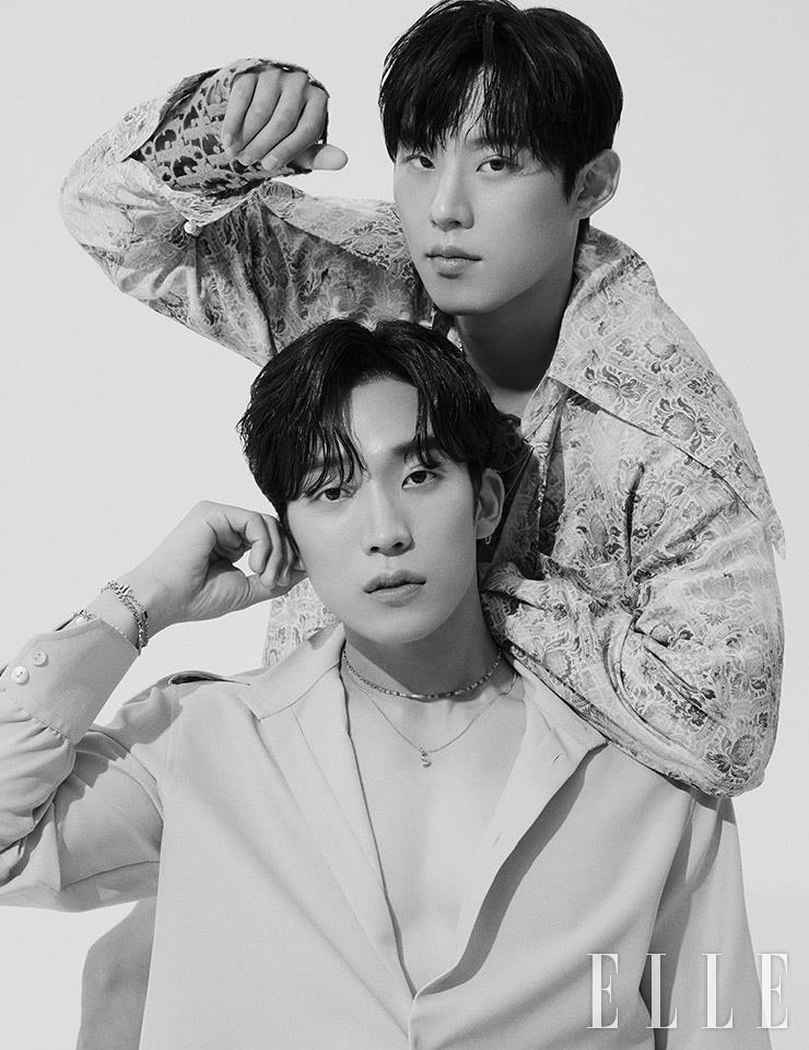 김성철이 입은 패턴 셔츠는 Dior Men. 이상이가 입은 핑크 셔츠는 Gucci. 펜던트가 달린 골드 네크리스와 비즈 네크리스는 Vintage Hollywood. 