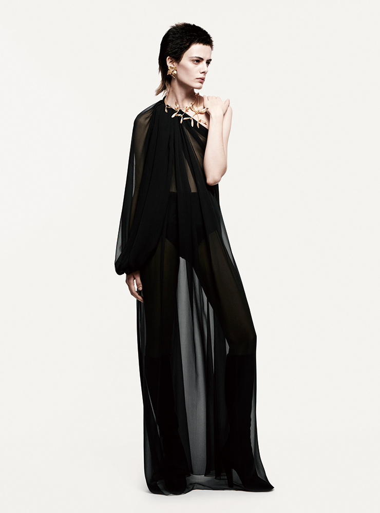 라운지 웨어에서 영감을 얻은 관능적인 무드의 드레스.