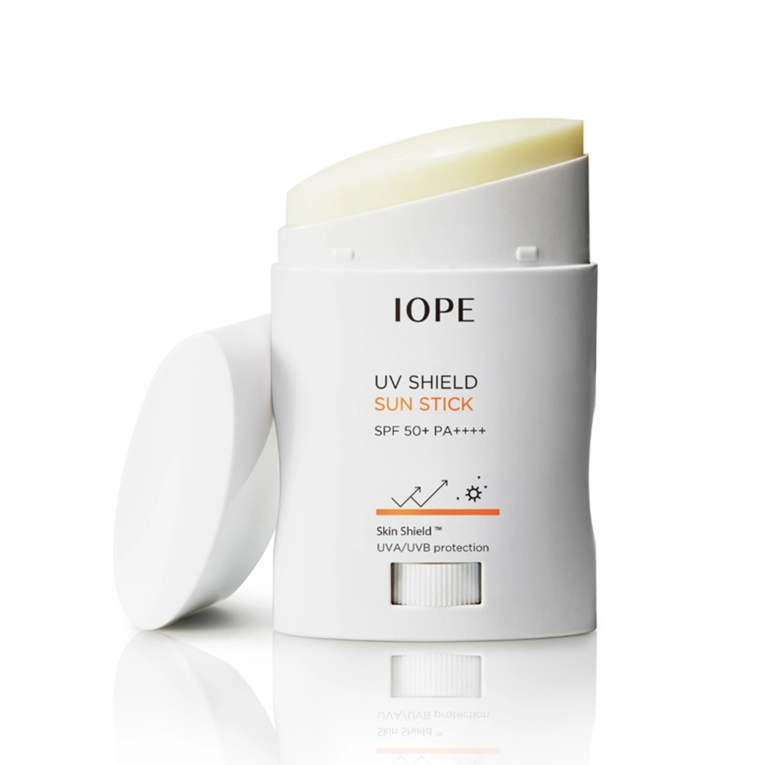 아이오페 UV 쉴드 선스틱 SPF50+ PA++++ - 산뜻하고 투명하며 코 옆, 귀 뒤처럼 좁은 곳에도 바르기 쉬운 형태. 20g 3만 원.