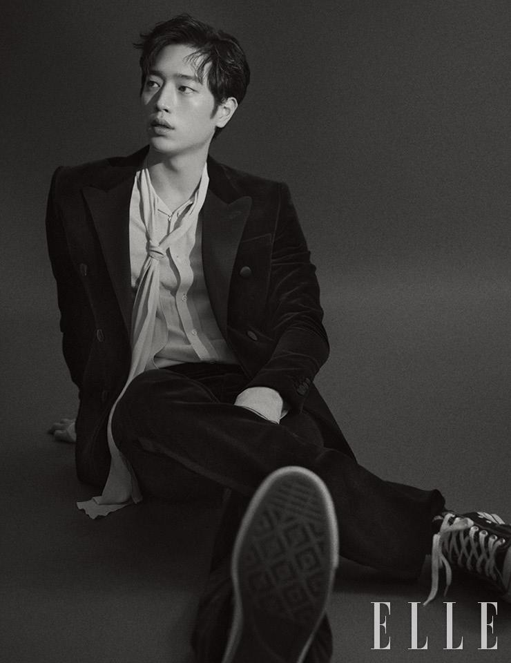 벨벳 재킷과 팬츠, 실키한 리본 디테일의 블라우스는 모두 Celine Homme by Hedi Slimane. 스니커즈는 Converse.