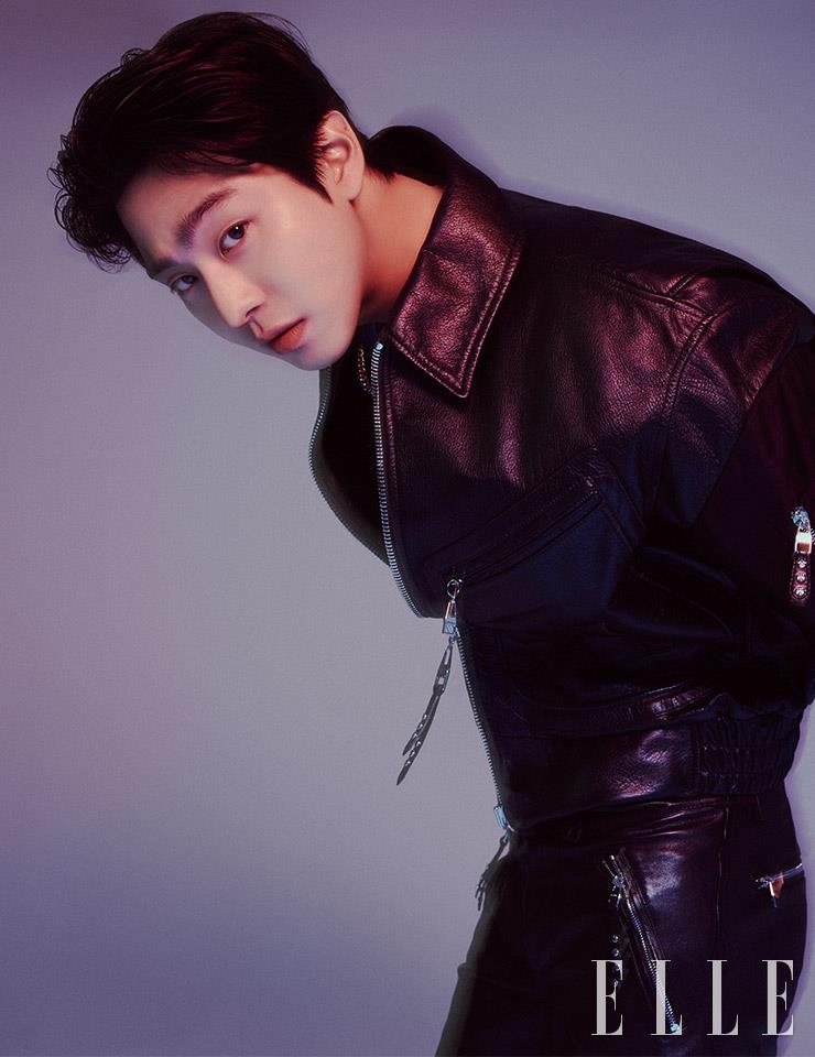 블랙 레더 재킷과 레더 팬츠는 모두 Alexander Mcqueen.