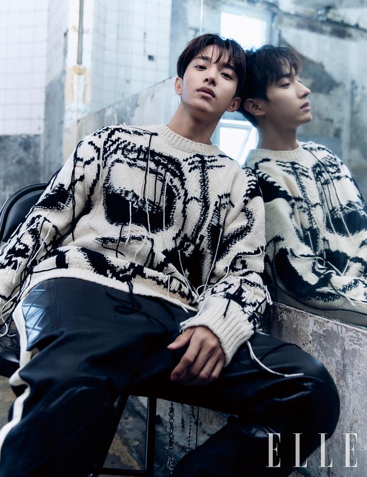 도겸이 입은 니트 톱과 팬츠는 모두 Alexander McQueen.