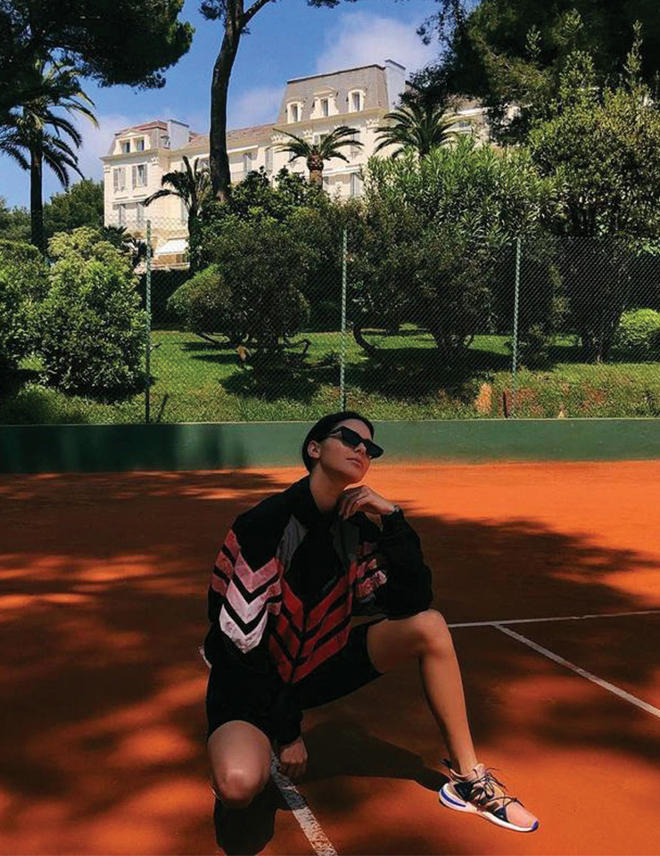 매니시한 트랙 점퍼를 ‘쿨’하게 소화한 켄덜 제너. 