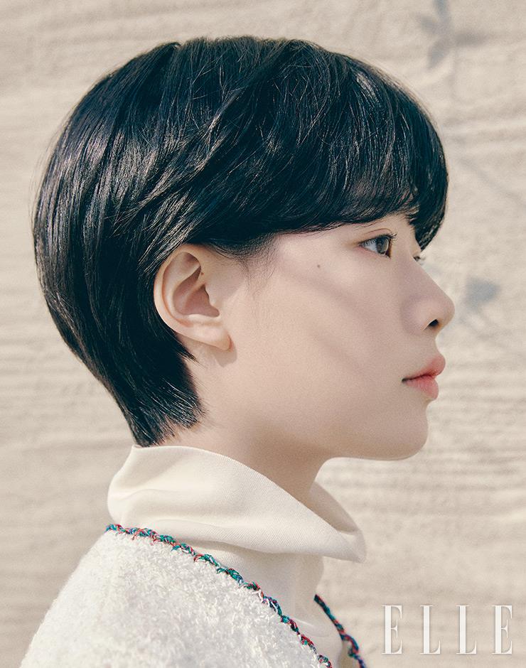 엠브로이더리 디테일의 니트 베스트는 EENK. 터틀넥 톱은 스타일리스트 소장품.