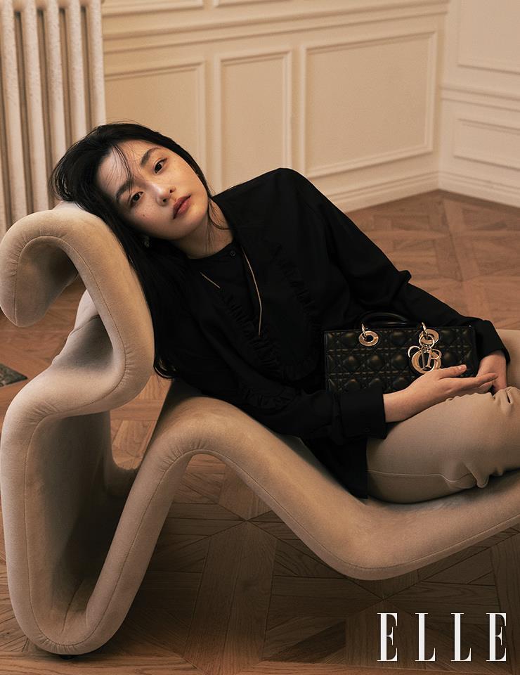 실크 블라우스와 베이지 컬러의 팬츠, 골드 네크리스, 이어링, 직사각형의 ‘레이디 디-조이 백’은 모두 Dior.