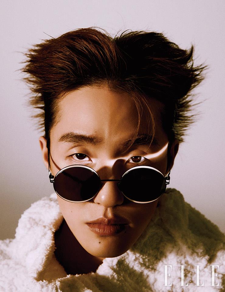 화이트 니트는 스타일리스트 소장품. 선글라스는 Mykita by Oror. 