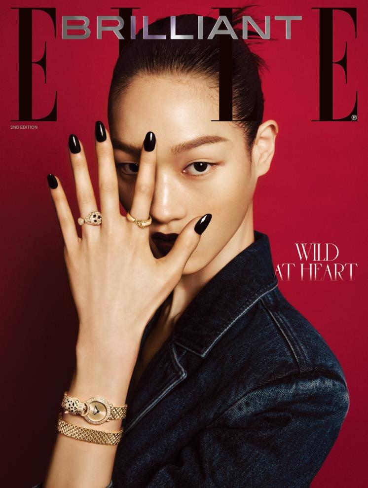 (왼쪽 위부터) 18K 옐로 골드에 오닉스, 에메랄드, 총 2.21캐럿의 브릴리언트 컷 다이아몬드를 세팅한 ‘팬더 드 까르띠에’ 링, 18K 옐로 골드에 차보라이트 가닛과 오닉스를 세팅한 ‘팬더 드 까르띠에’ 링, 18K 옐로 골드 케이스에 총 1.43캐럿의 브릴리언트 컷 다이아몬드를 세팅한 골드 팬더 헤드 장식의 ‘팬더 드 까르띠에’ 주얼리 워치는 모두 가격 미정 Cartier. 데님 재킷과 팬츠는 모두 Self -Portrait. 