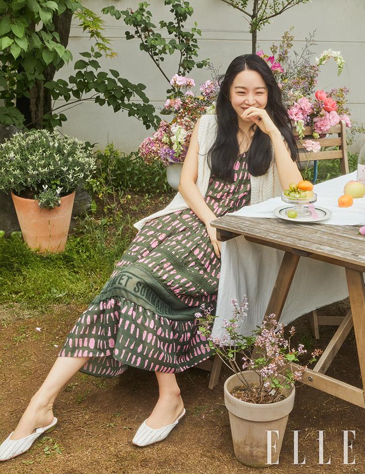 니트 베스트, 패턴 롱 드레스, 슬링백 모두 래트.