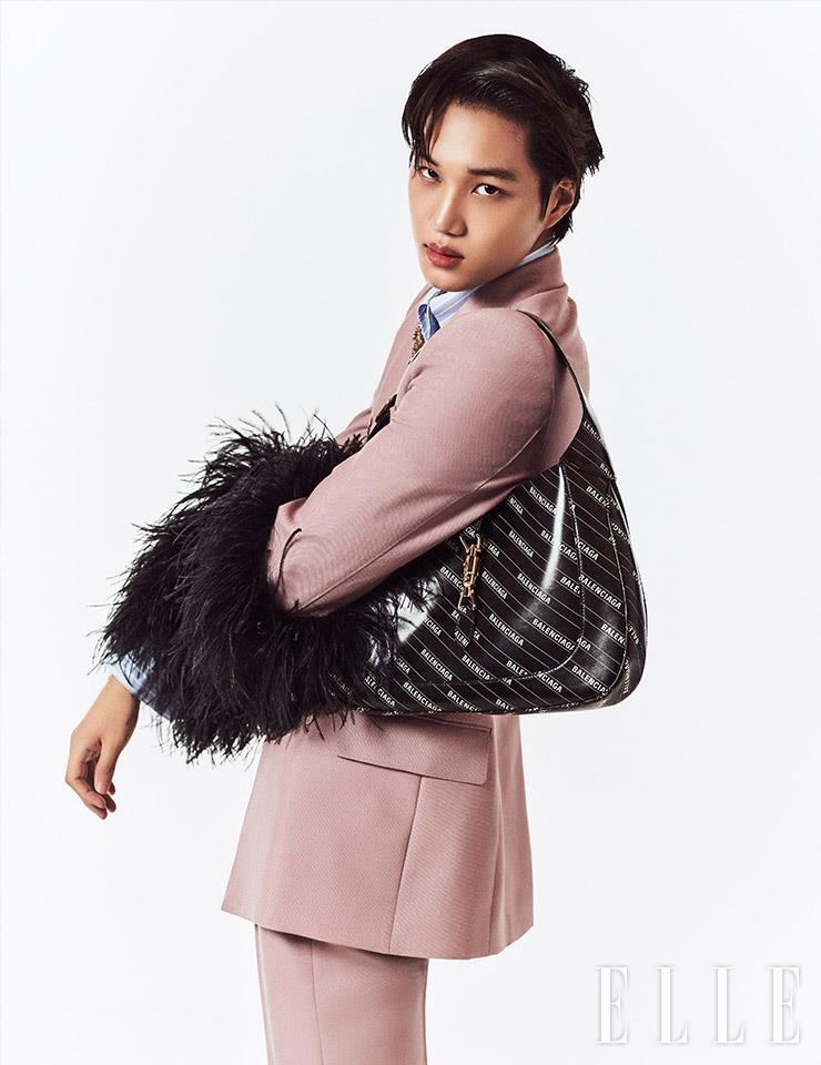 깃털 장식의 핑크 수트와 스트라이프 셔츠, 로고 레터링을 더한 재키 1961 미디엄 호보백은 모두 Gucci.