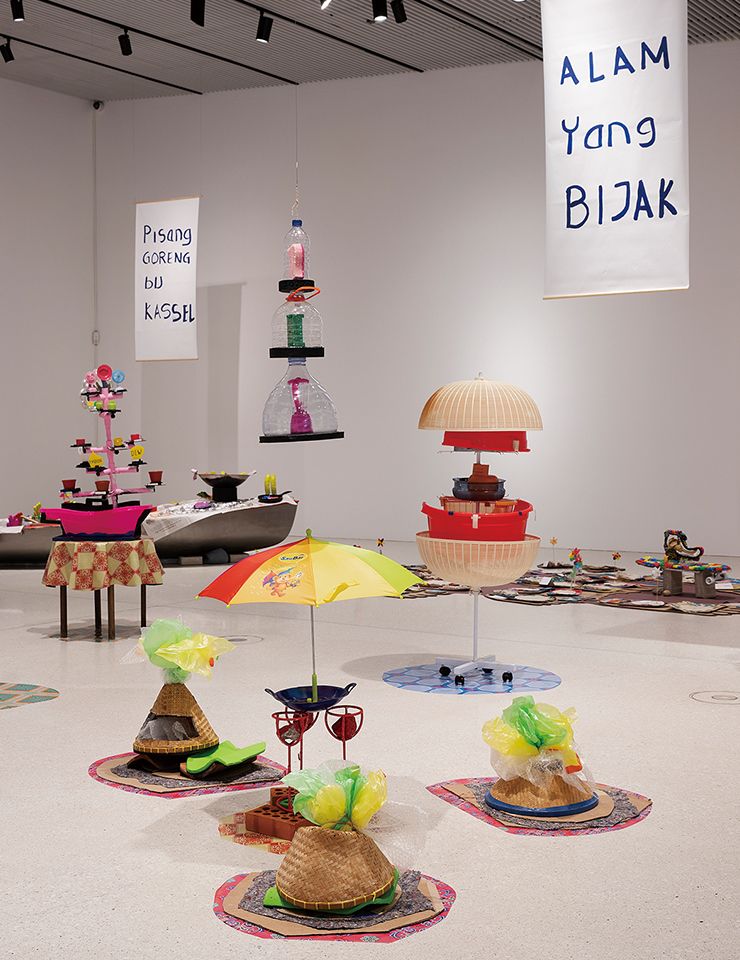 그림박물관에선 인도네시아 예술가 아무스 누르 아말 프토는 일상의 물건으로 만든 비디오와 설치미술 작품을 선보인다.