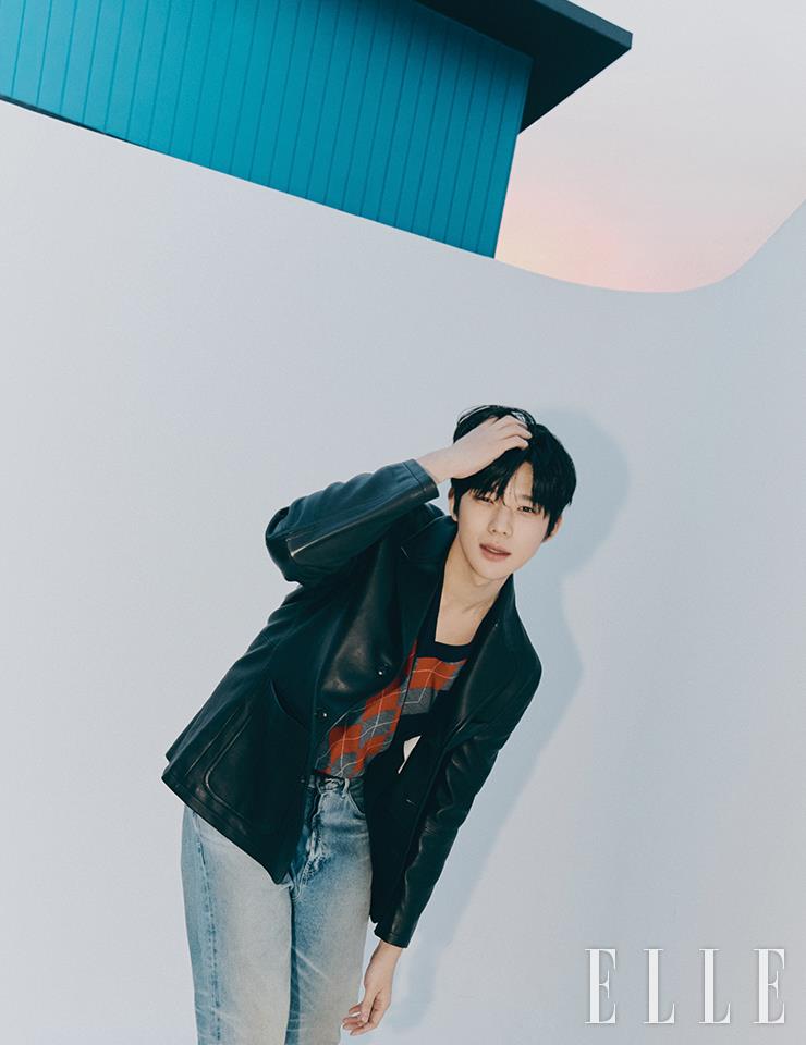 재킷과 니트 베스트는 모두 Ami. 데님 팬츠는 Essentials by Mue.