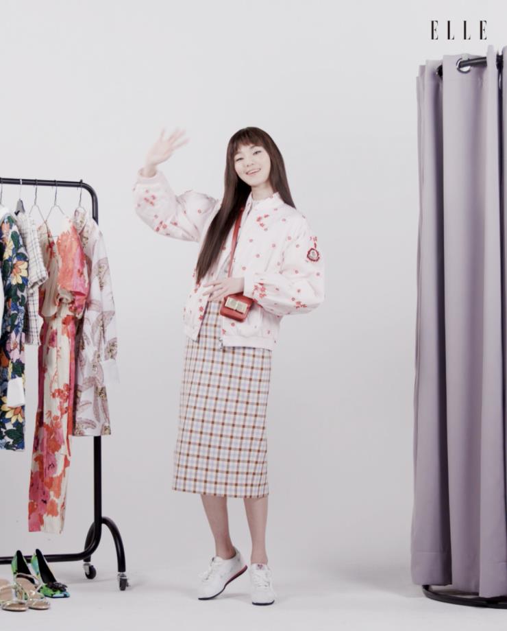 플라워 아플리케 장식의 핑크 봄버 재킷은 4 Moncler Simone Rocha. 파스텔 컬러의 체크 스커트는 Zara.