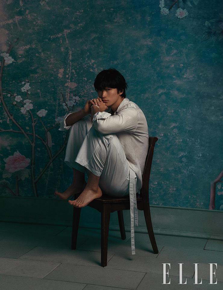 볼드한 체인의 티파니 하드웨어 미디엄 링크 체인 브레이슬릿, 화이트골드 티파니 T 투 내로우 링은 모두 Tiffany & Co. 광택이 도는 셔츠와 팬츠는 모두 Lemaire.