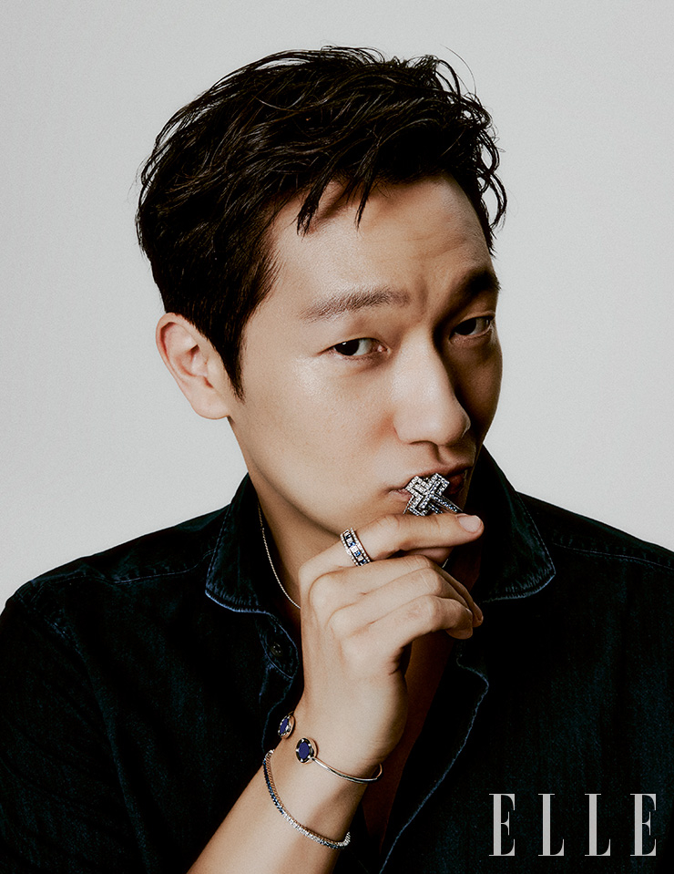 화이트 골드에 다이아몬드와 사파이어가 그러데이션 세팅된 벨 에포크 아이스버그 네크리스, 화이트 골드에 라피스와 다이아몬드를 더한 디사이드 브레이슬릿, 화이트 골드에 다이아몬드와 사파이어가 그러데이션 세팅된 타임리스 클래시코 아이스버그 테니스 브레이슬릿, 화이트 골드에 다이아몬드와 사파이어를 장식한 벨 에포크 링은 모두 Damiani.