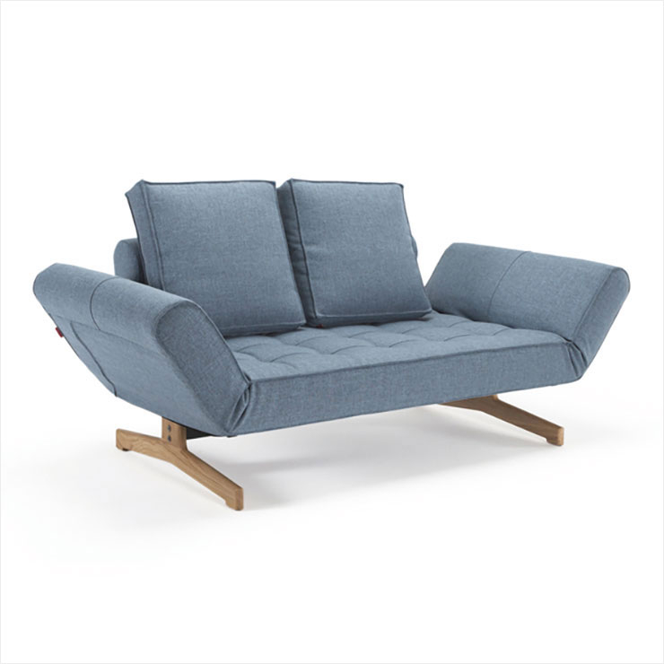 양쪽 사이드를 조절해서 소파 혹은 싱글 침대로 사용할 수 있는 ‘기아’ 데이베드는 1천6백만원, Innovation Living by Innomets&auml;.