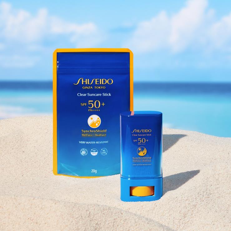 시세이도 선케어 클리어 스틱 UV 프로텍터 SPF 50+ PA++++ - 1980년대 론칭된 글로벌 선케어 브랜드로 스틱 타입 제품의 원조격. 물, 땀, 열에 강하며 미세먼지 흡착 방지를 위해 산뜻하게 리뉴얼 됐다. 20g 3만3천원.