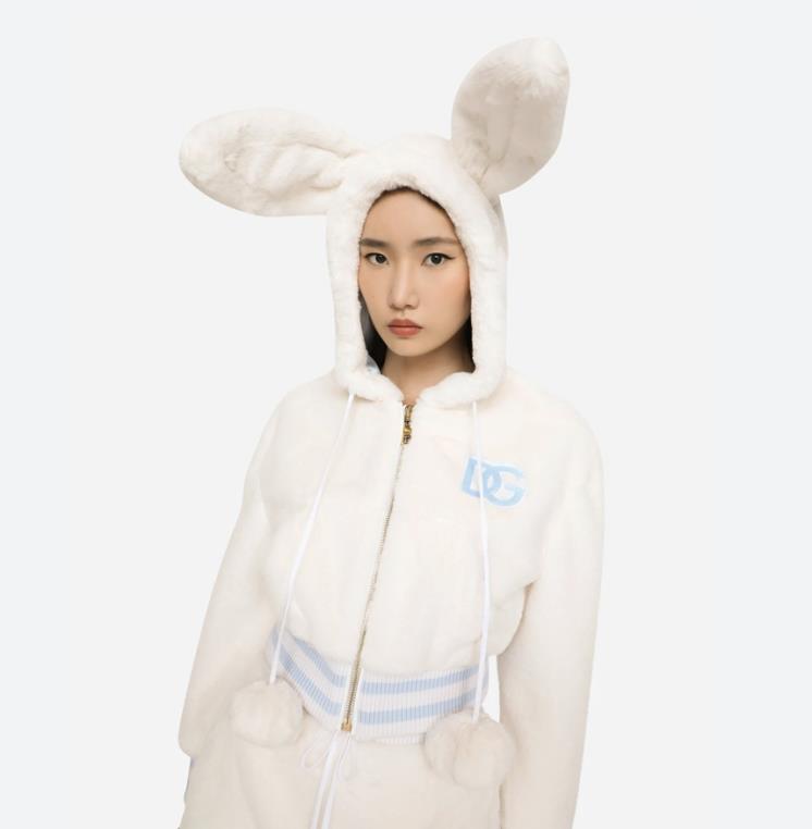 돌체 앤 가바나의 DG 패치 인조 모피 재킷