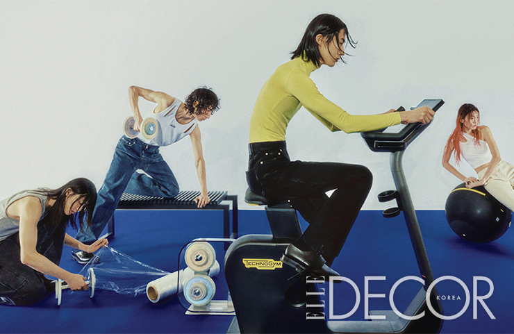 (왼쪽부터) 바닥에 놓인 웨이트 키트와 컴팩트한 디자인의 사이클, 시팅 볼은 모두 Technogym. 블랙 래커 버전의 ‘Cutter Bench’는 Skagerak by Fritz Hansen. 주혁이 입은 톱은 51Percent. 팬츠는 S/E/O. 봉우가 입은 탱크톱과 팬츠는 모두 51Percent. 류민이 입은 톱은 YCH. 팬츠는 51Percent. 브로그는 COS. 세원이 입은 팬츠는 S/E/O. 톱은 스타일리스트 소장품.