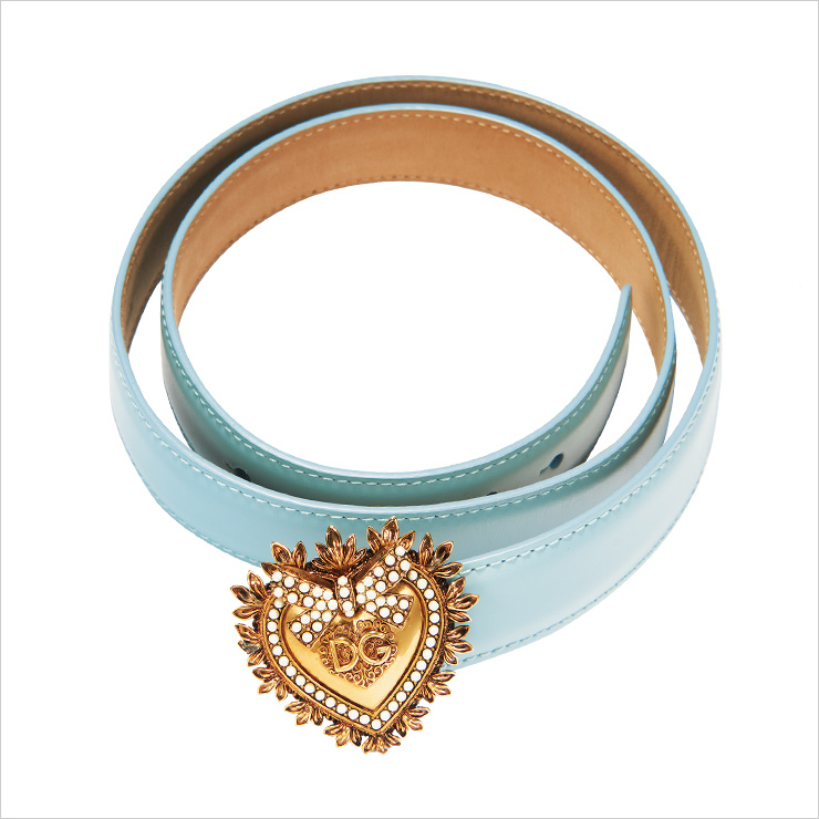 하트 모티프 버클로 포인트를 준 벨트는 가격 미정, Dolce & Gabbana.