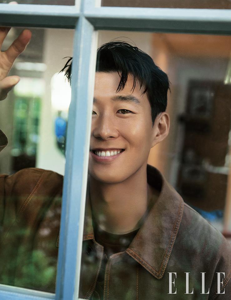 브라운 캔버스 카 재킷과 티셔츠는 모두 Burberry.