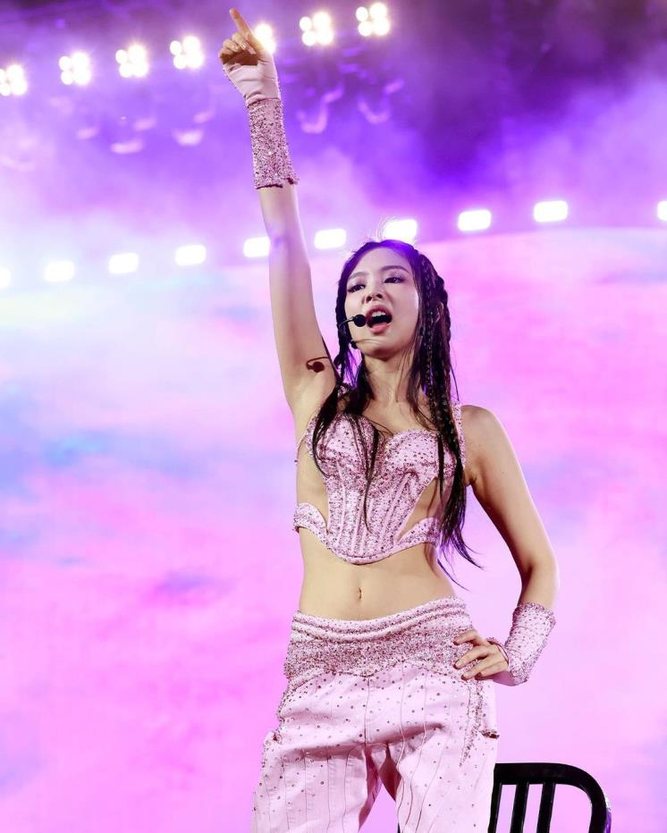 블랙 핑크 역시 2023 코첼라 무대에서 특별 제작한 뮈글러의 의상을 입고 무대를 누볐습니다.