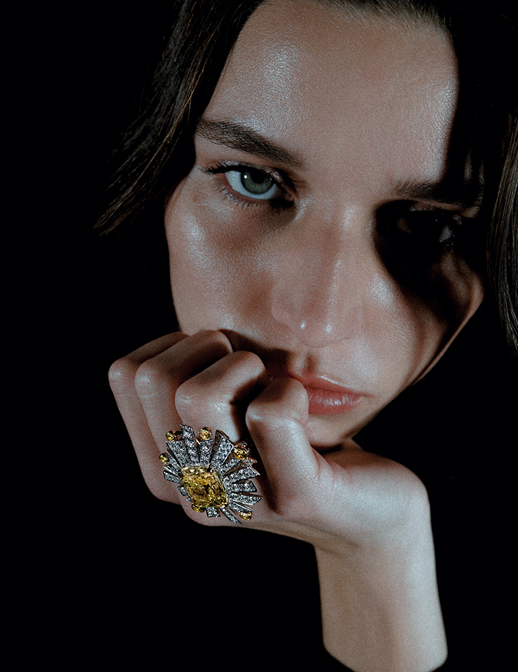 5.52캐럿의 옐로 다이아몬드가 인상적인 솔레이 19 웃트 링.