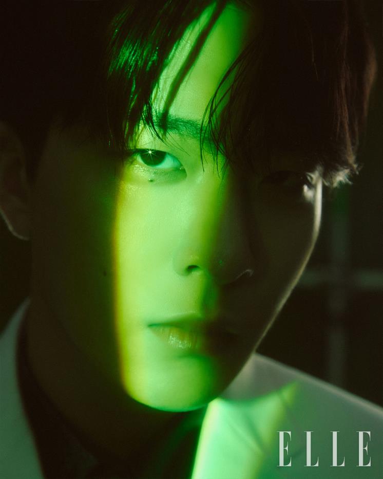 화이트 재킷은 Dior Men. 셔츠는Lemeteque. 