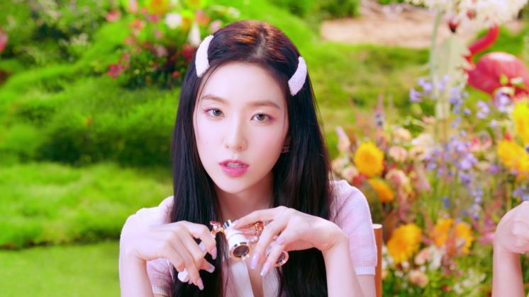 출처 레드벨벳 <퀸덤> MV 캡처