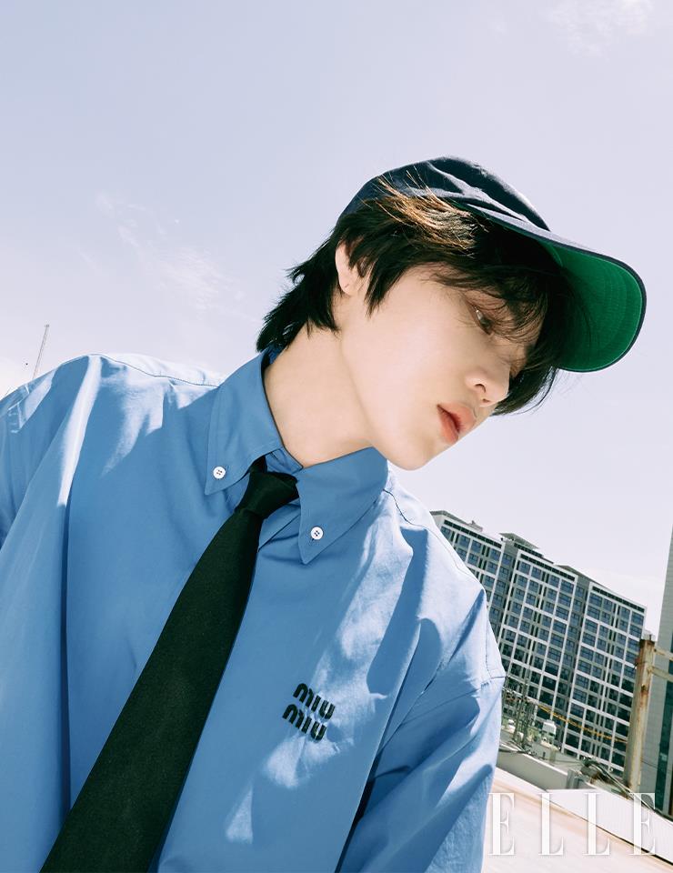 포플린 셔츠는 Miu Miu. 타이는 Prada. 캡은 Polo Ralph Lauren.