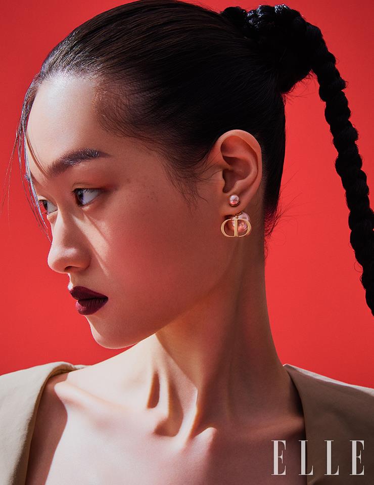 핑크골드빛 로고와 진주 장식의 귀고리, 트렌치코트는 모두 Dior.