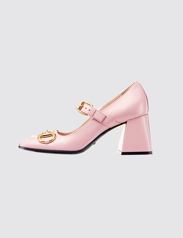 골드 버클 스트랩 펌프스는1백38만원, Gucci.