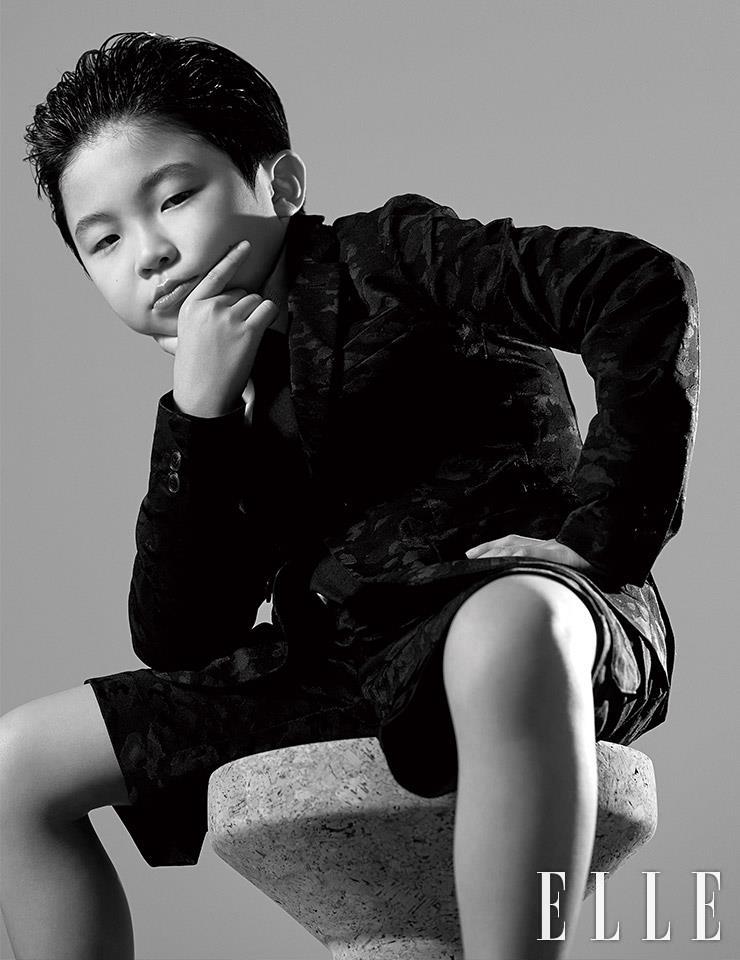 재킷과 셔츠는 모두 Emporio Armani.