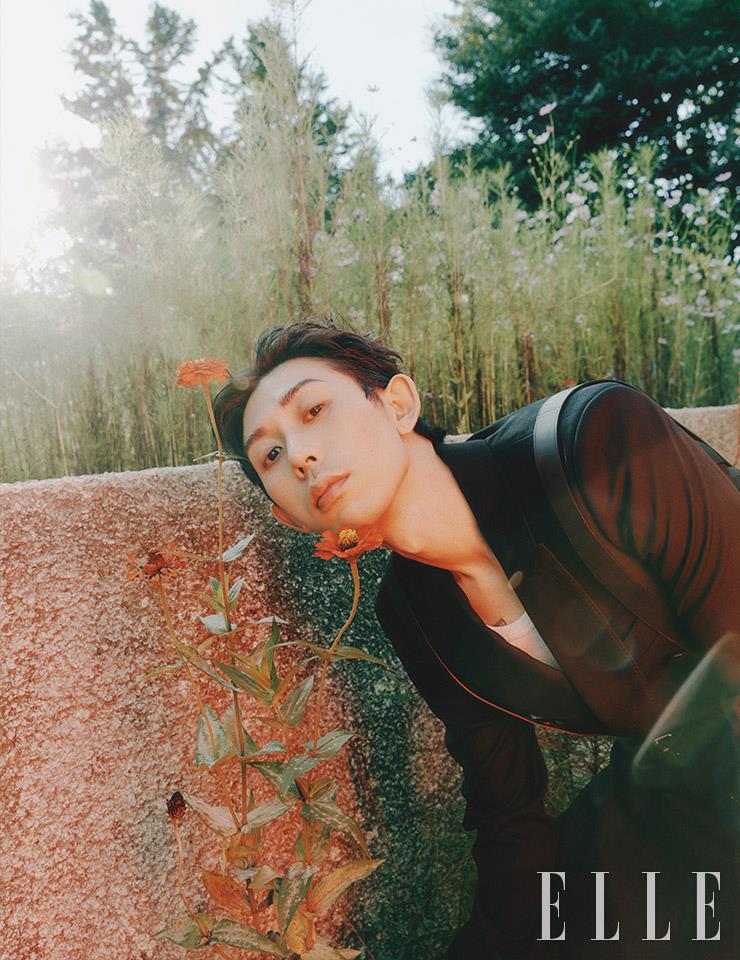 무릎 길이의 코트와 하네스 벨트, 슬리브리스 톱은 모두 Alexander McQueen.