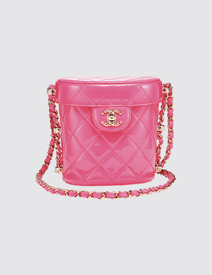 골드 메탈 장식의 스몰 코스메틱 케이스는 가격 미정, Chanel. 
