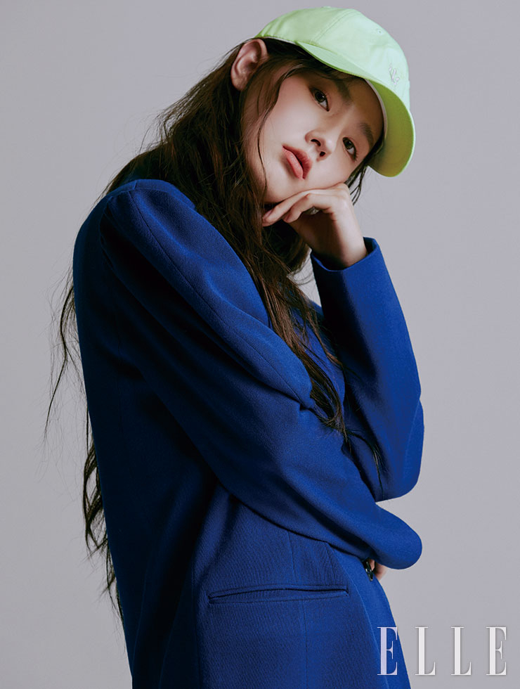 미연이 입은 퍼프 숄더 재킷은 Pushbutton. 캡은 Verutum.