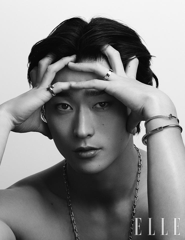 T 모티프에 다이아몬드를 세팅한 티파니 T1 내로우 하프 다이아몬드 힌지드 뱅글, 레이어드한 티파니 락 다이아몬드 악센트 뱅글, 왼손 약지에 낀 티파니 T 투 링, 오른손 새끼손가락에 낀 티파니 T1 와이드 하프 다이아몬드 링, 더블 체인으로 연출할 수 있는 티파니 하드웨어 랩 네크리스는 모두 Tiffany & Co.
