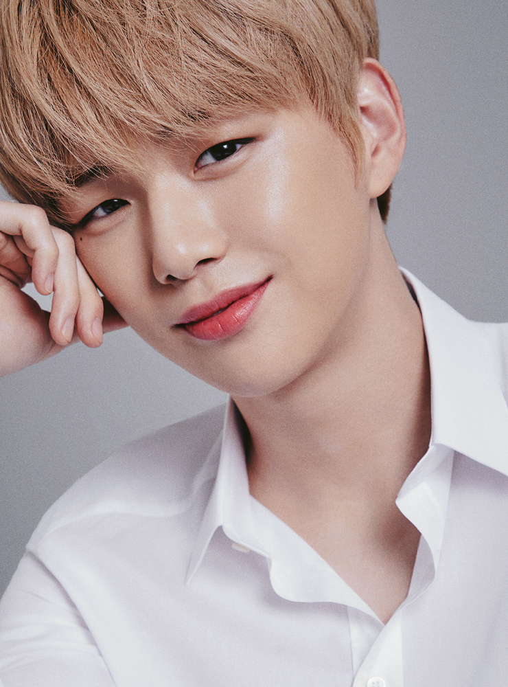  강다니엘이 바른 립스틱은 지방시 르 루즈 #N304 만다린 볼레로. 