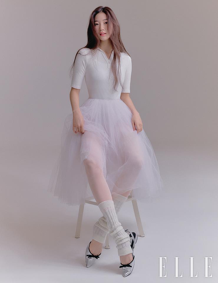 화이트 보디수트는 & Other Stories. 샤 스커트와 타이츠는 모두 Repetto. 플랫 슈즈는 By mina. 레그 워머는 스타일리스트 소장품.