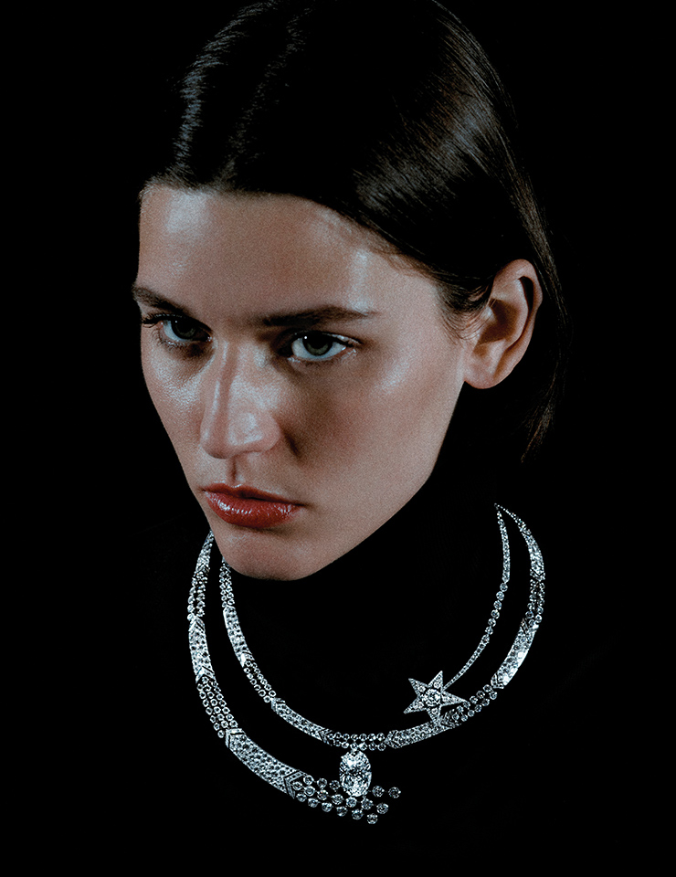 화이트골드와 다이아몬드로 이뤄진 꼬메뜨 볼류트 네크리스.