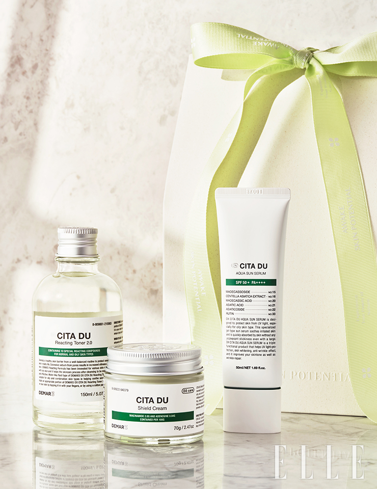 트러블과 유분으로 고생하는 지성 피부를 위한 피지케어 3주 케어 패키지. 디마르3 DX 시타 듀 리엑팅 토너 2.0, 시타 듀 실드 크림, DX 시타 듀 아쿠아 선 세럼 총 3종으로 구성되어 있다. 5만9천8백원(프로모션 특별가), 디마르3.