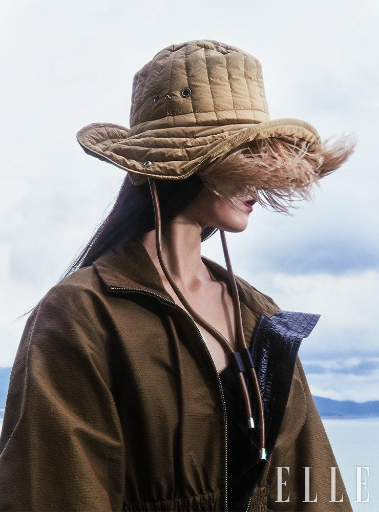 타조 깃털 장식의 퀼팅 버킷 햇, 블랙 니트 톱, 밴딩 디테일과 포켓이 포인트인 리사이클 나일론 소재 아우터는 모두 2 Moncler 1952. 