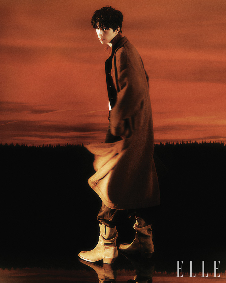 재킷과 벨트는 모두 Drake’s. 팬츠는 Our Legacy. 슈즈는 Maison Margiela. 로브와 티셔츠는 모두 스타일리스트 소장품.