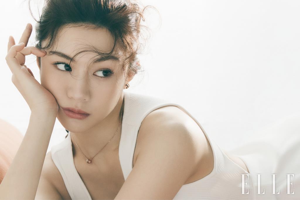 옐로, 화이트, 핑크골드와 체스트넛 컬러의 PVD 소재, 다이아몬드를 세팅한 콰트로 클래식 스몰 이어 클립, 콰트로 클래식 XS 펜던트 네크리스는 Boucheron. 니트 드레스는 System.