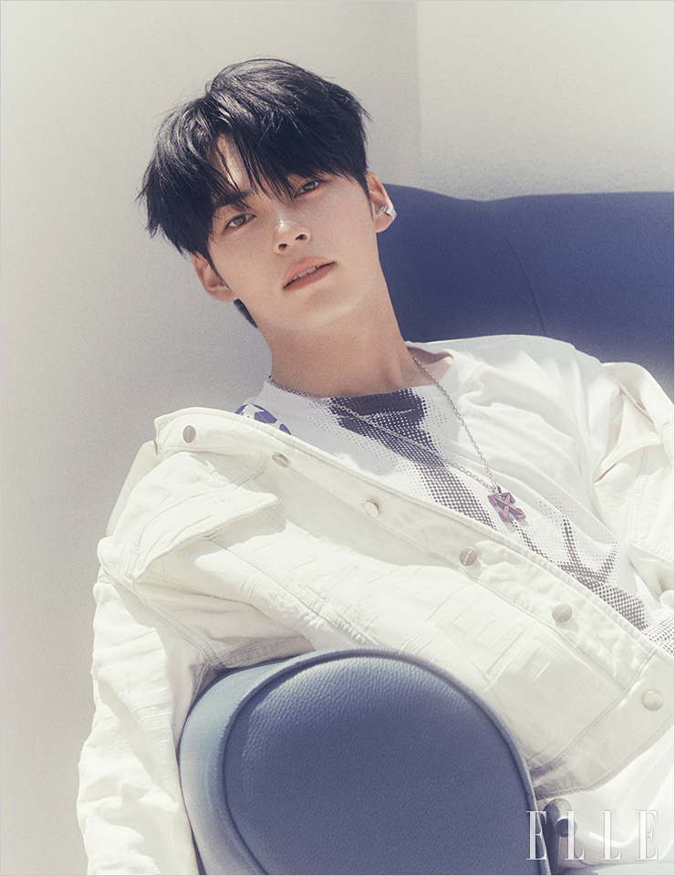 데님 재킷은 Fendi by Marc Jacobs. 프린트 티셔츠는 Wesken. 이어 커프는 51 Percent. 네크리스는 Off-White™.