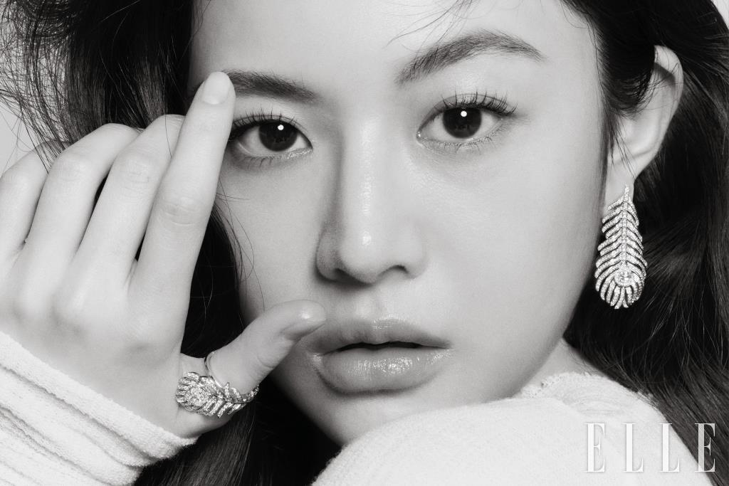 다이아몬드를 파베 세팅한 플륌 드 펑 화이트골드 M 펜던트 이어링과 플륌 드 펑 스몰 링은 모두 Boucheron.