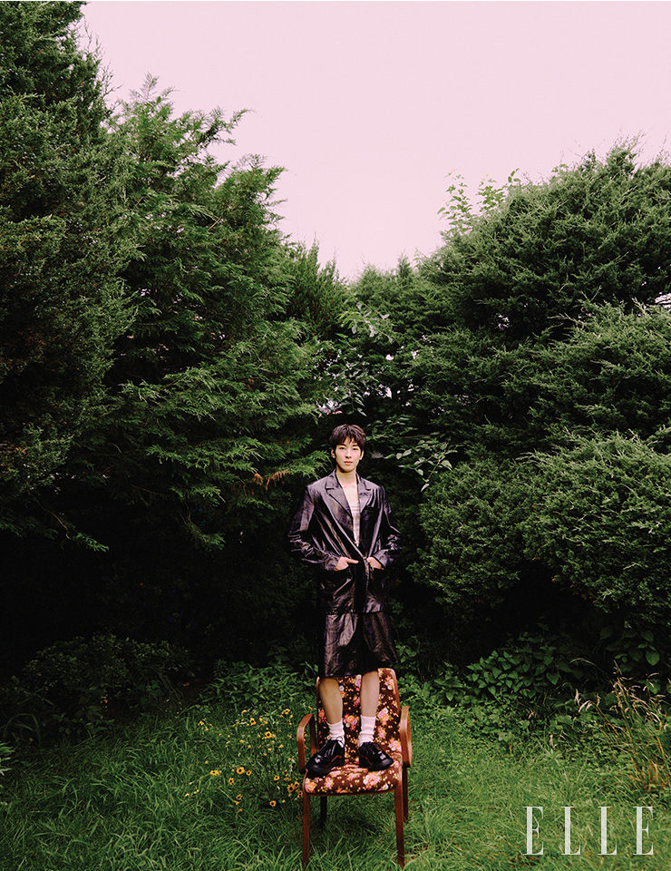 레더 재킷과 팬츠는 모두 Marni. 톱은 Emporio Armani. 슈즈는 Prada.