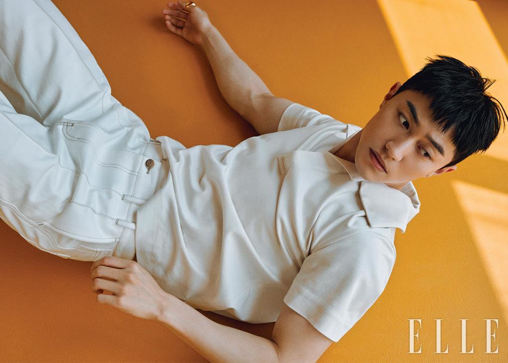 셔츠와 팬츠는 모두 Nueque. 링은 Portrait Report.