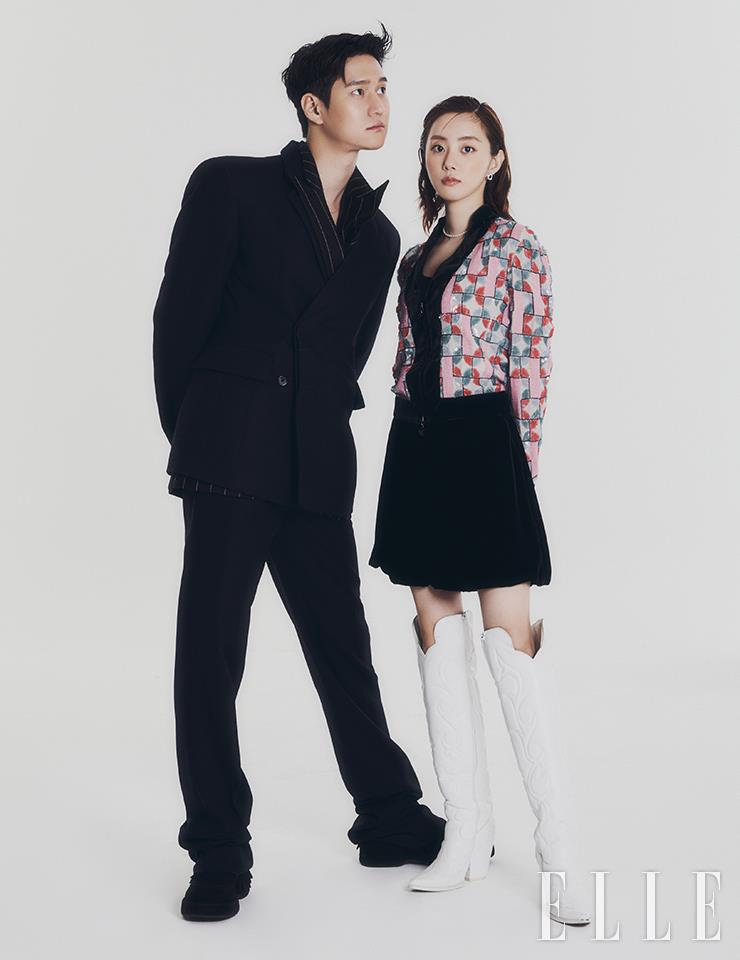 고경표가 입은 재킷과 팬츠는 모두 Prada. 이너 웨어로 입은 스트라이프 재킷은 Songzio. 슈즈는 Humant. 박세완이 입은 재킷과 쇼츠는 모두 Emporio Armani. 슈즈는 Jeffrey Campbell. 이어링은 Jealousy. 네크리스는 Priscaj.