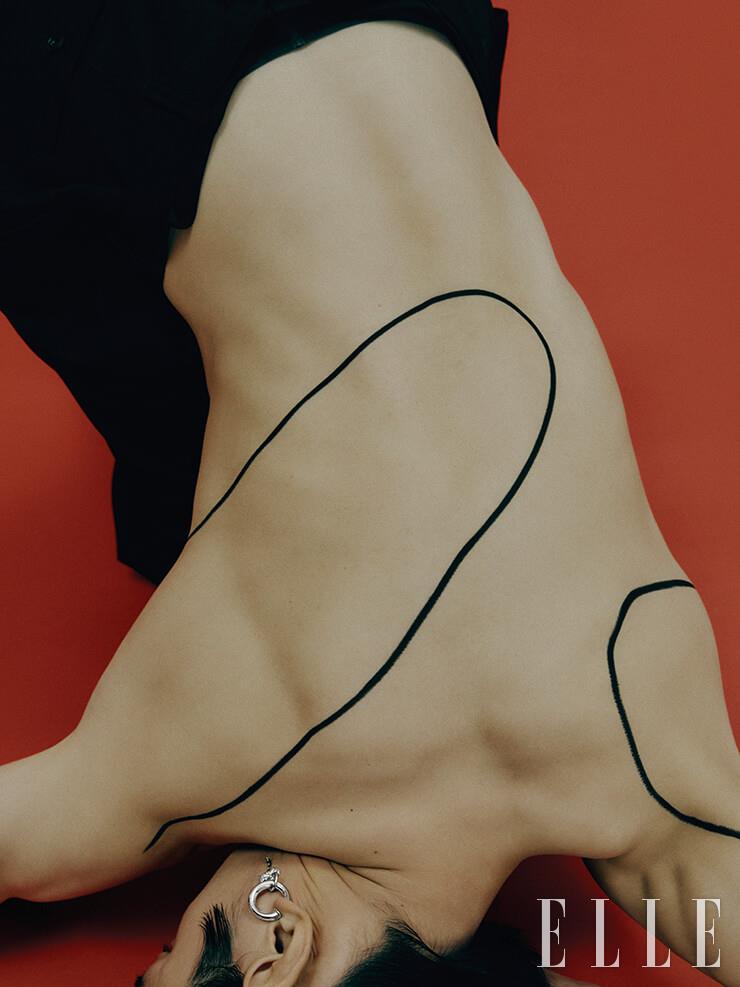 와이드 팬츠는 가격 미정, Lemaire. 팜 트리 참 장식의 이어 커프는 22만원, Portrait Report.